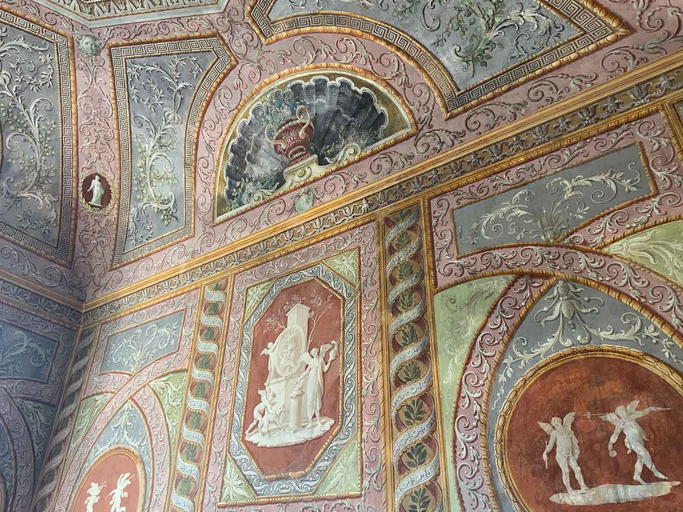 Sala_affrescata_Campolieto